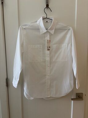 Uniqlo White Button-Up Shirt with Dual Chest Pockets